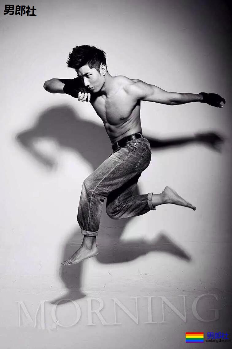 185高帅粗腿大胸男模，戴眼罩拍"字母风"写真！这样的男人很伤身！ - 51虹马