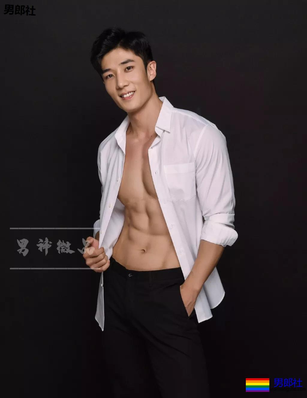 185高帅粗腿大胸男模，戴眼罩拍"字母风"写真！这样的男人很伤身！ - 51虹马