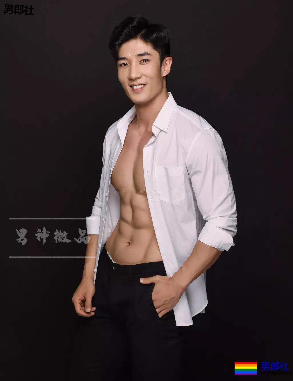 185高帅粗腿大胸男模，戴眼罩拍"字母风"写真！这样的男人很伤身！ - 51虹马