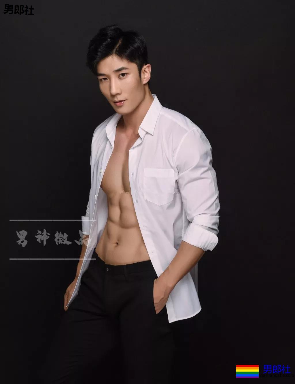 185高帅粗腿大胸男模，戴眼罩拍"字母风"写真！这样的男人很伤身！ - 51虹马