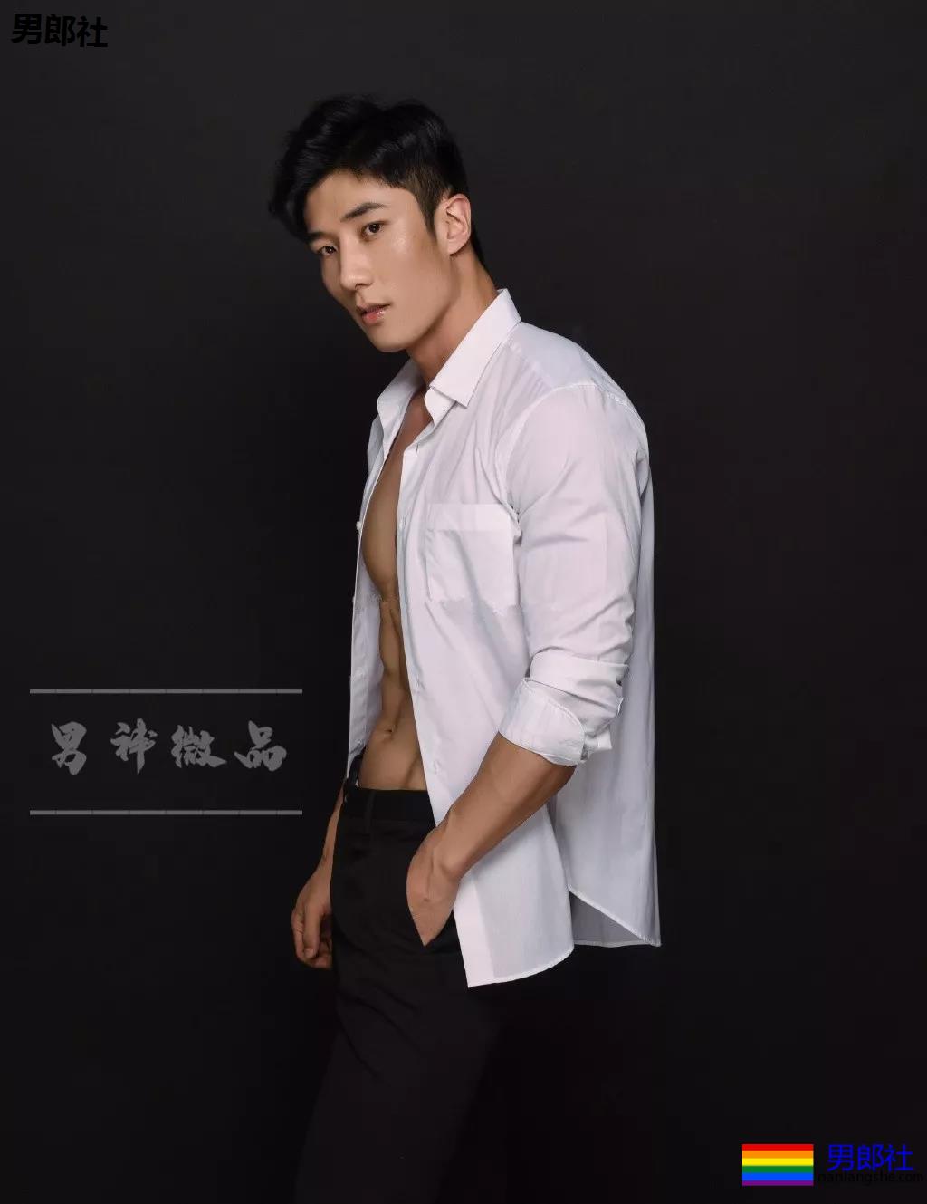 185高帅粗腿大胸男模，戴眼罩拍"字母风"写真！这样的男人很伤身！ - 51虹马