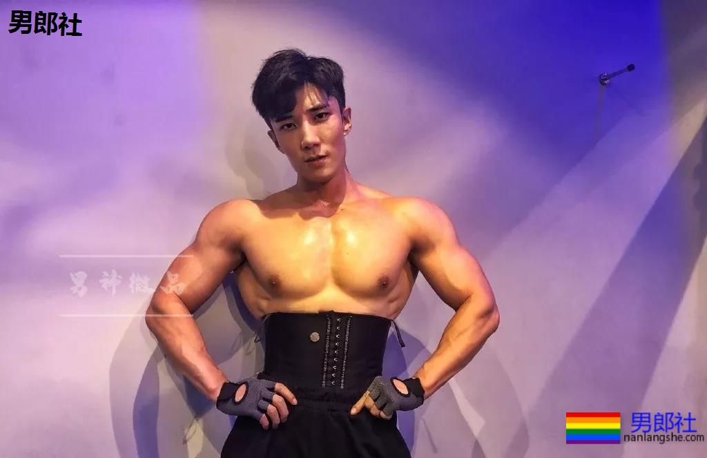 185高帅粗腿大胸男模，戴眼罩拍"字母风"写真！这样的男人很伤身！ - 51虹马