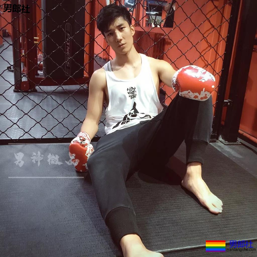 185高帅粗腿大胸男模，戴眼罩拍"字母风"写真！这样的男人很伤身！ - 51虹马