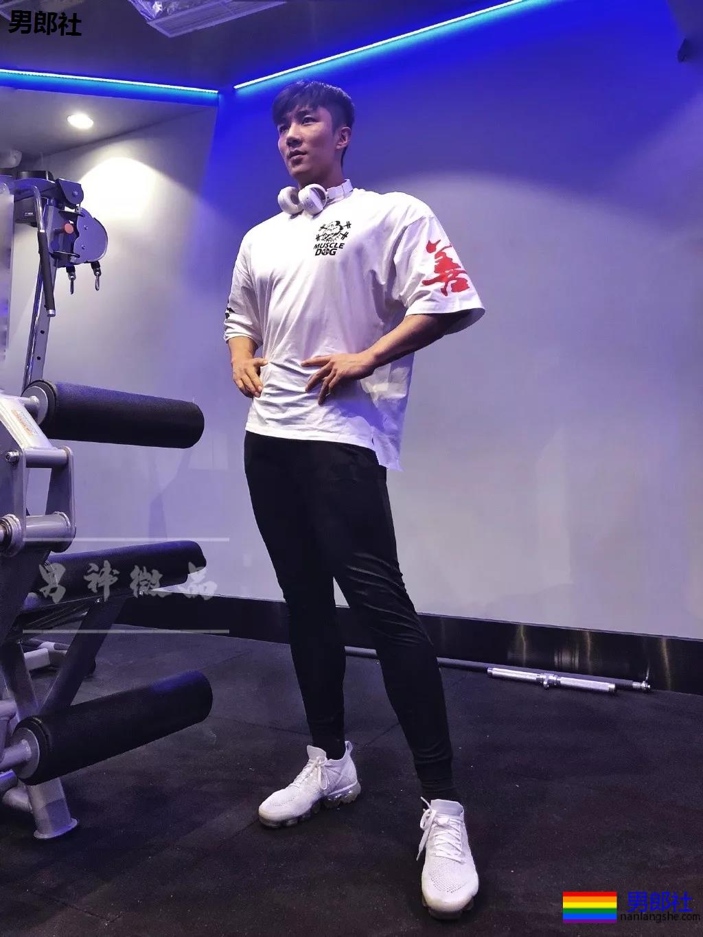 185高帅粗腿大胸男模，戴眼罩拍"字母风"写真！这样的男人很伤身！ - 51虹马