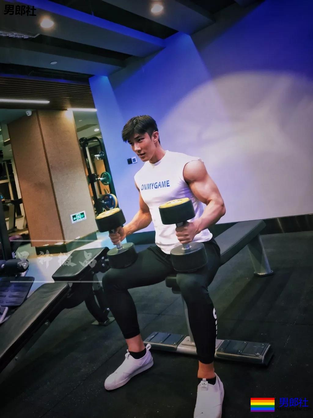 185高帅粗腿大胸男模，戴眼罩拍"字母风"写真！这样的男人很伤身！ - 51虹马