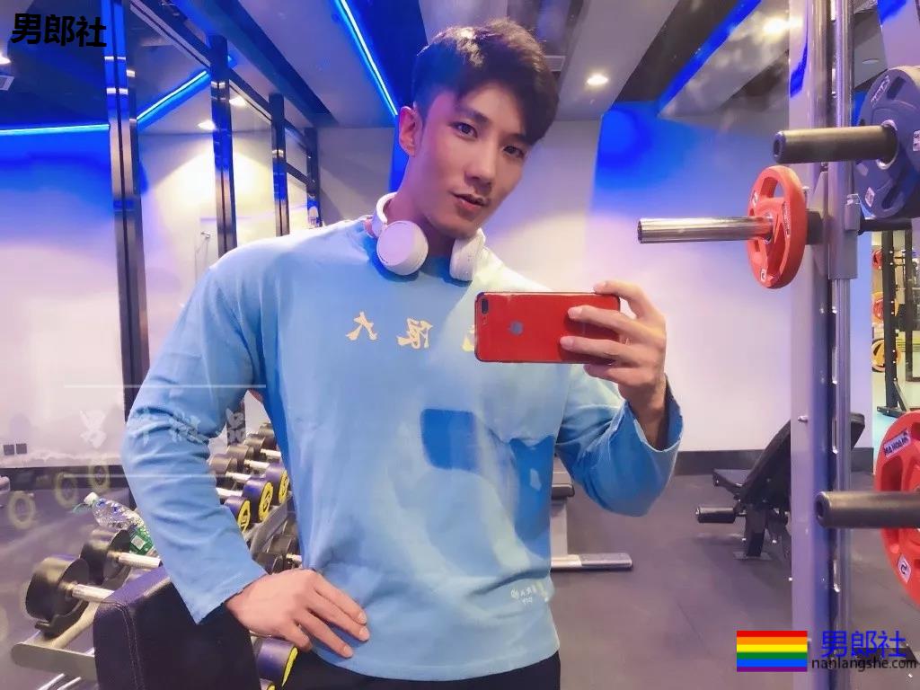 185高帅粗腿大胸男模，戴眼罩拍"字母风"写真！这样的男人很伤身！ - 51虹马