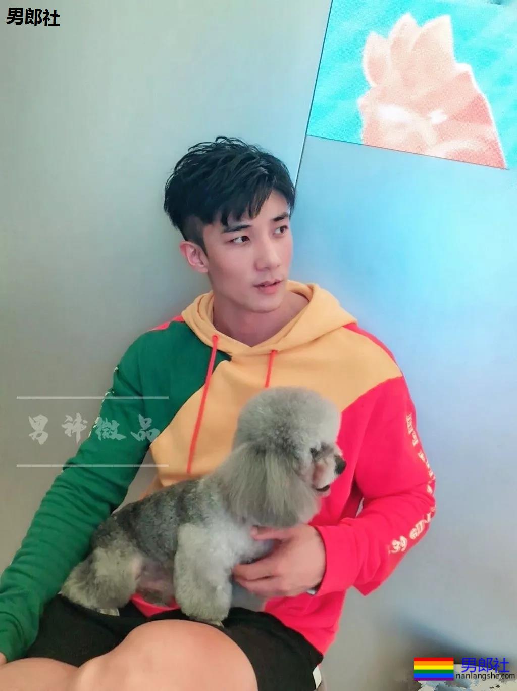 185高帅粗腿大胸男模，戴眼罩拍"字母风"写真！这样的男人很伤身！ - 51虹马