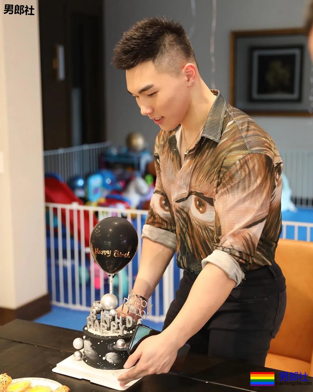 奶凶健气肌肉幼兽，童颜腹肌小筋肉，A爆他！ - 51虹马