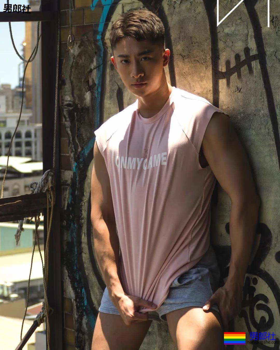 体育生矿泉水洗脚，晕菜~ - 51虹马