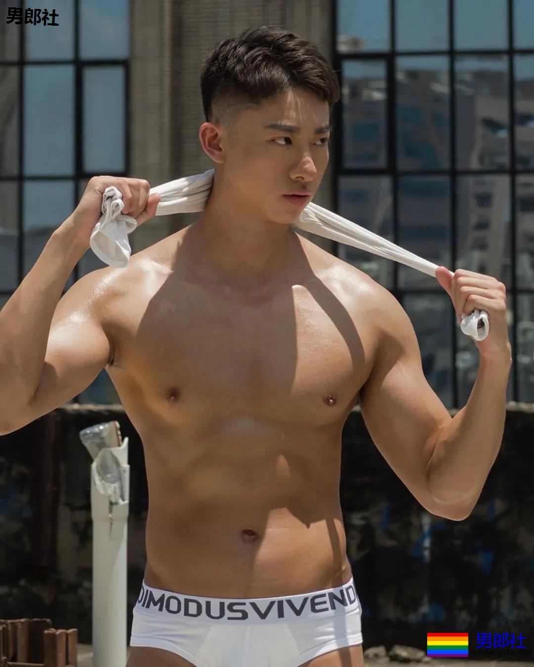 体育生矿泉水洗脚，晕菜~ - 51虹马