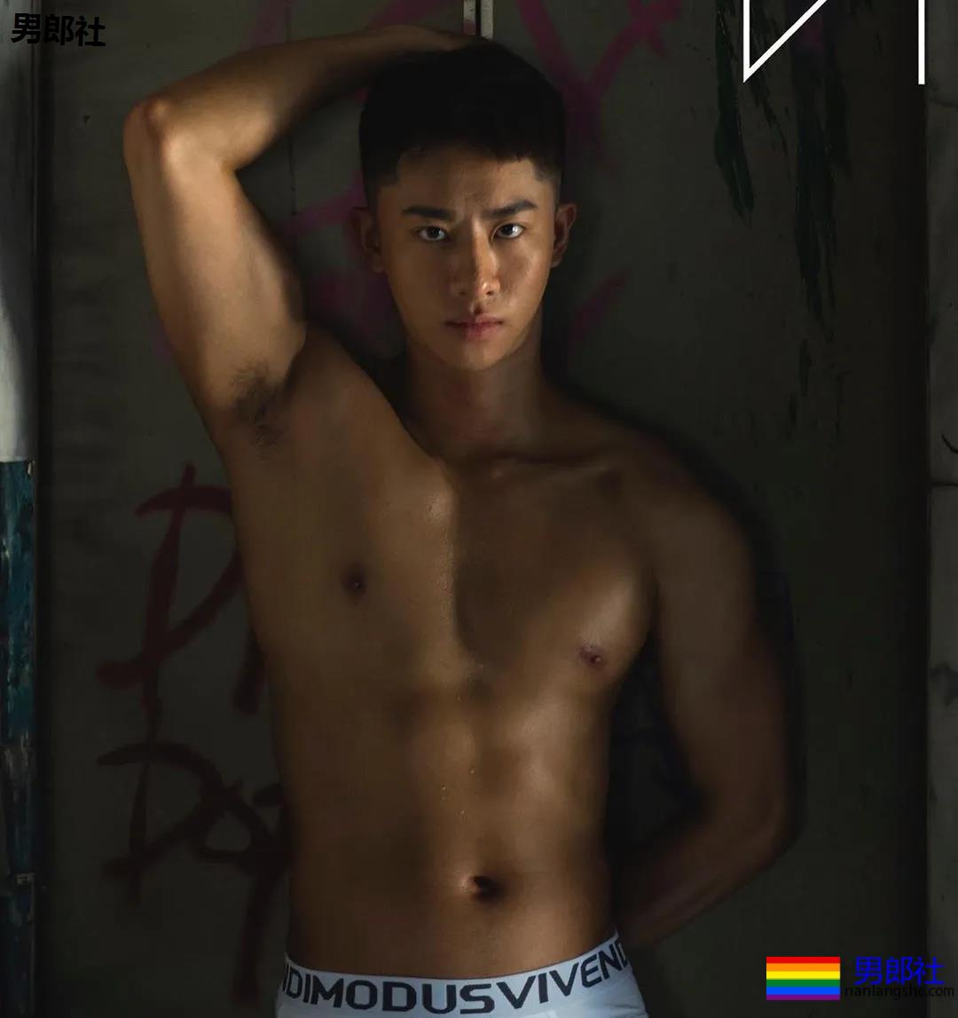 体育生矿泉水洗脚，晕菜~ - 51虹马