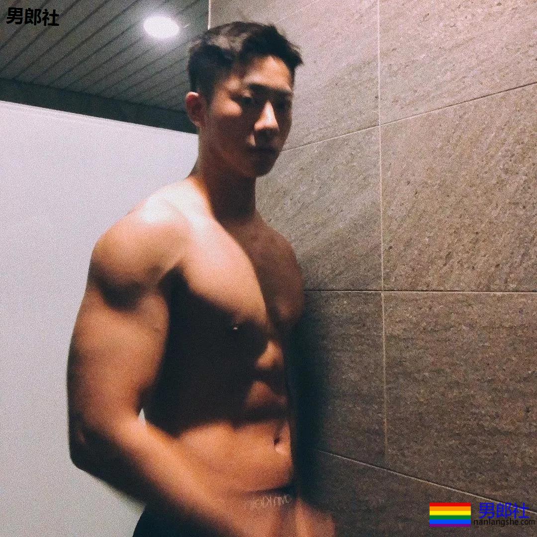 体育生矿泉水洗脚，晕菜~ - 51虹马