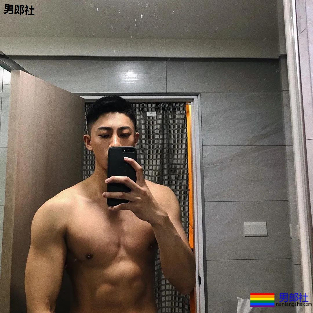 体育生矿泉水洗脚，晕菜~ - 51虹马