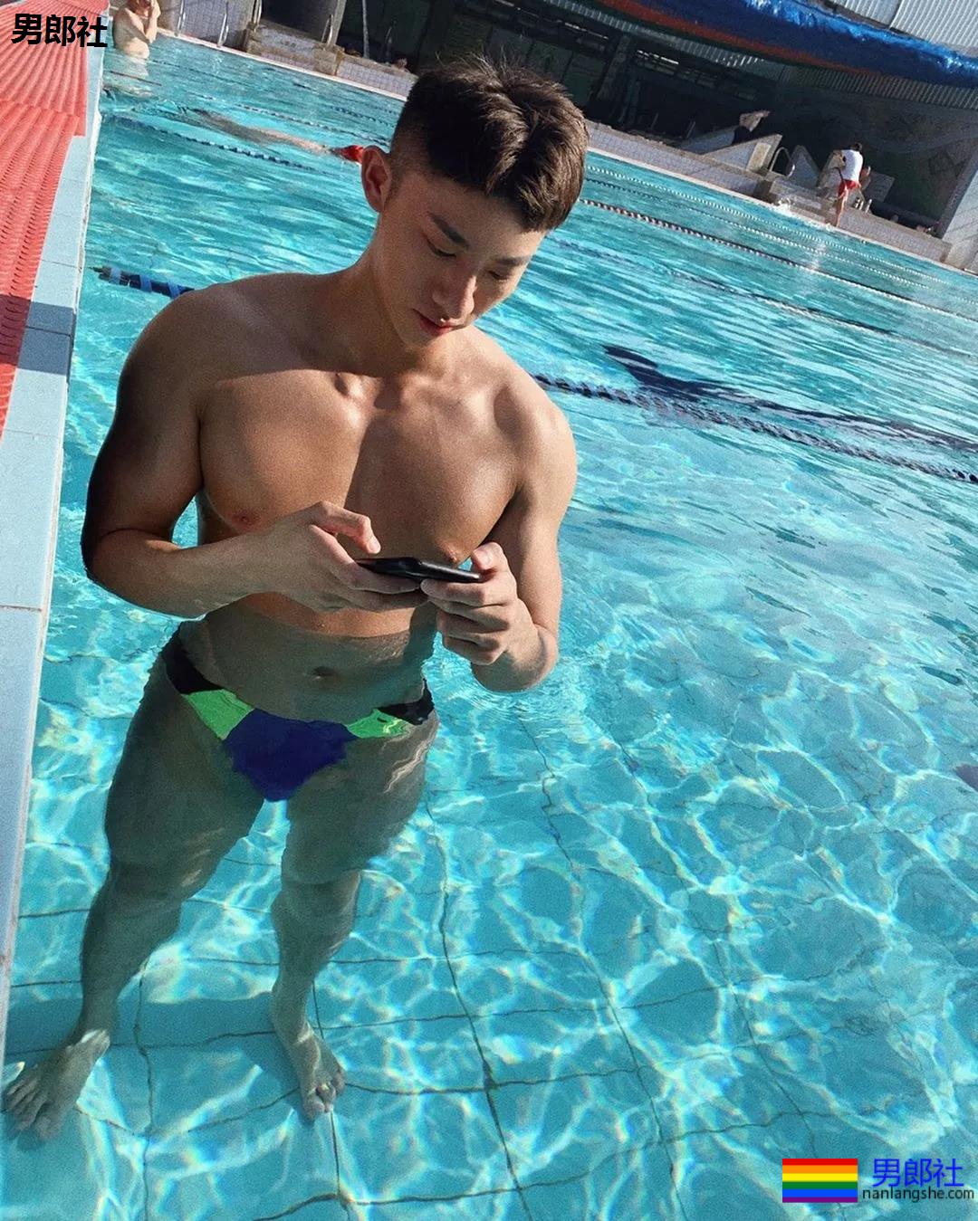 体育生矿泉水洗脚，晕菜~ - 51虹马