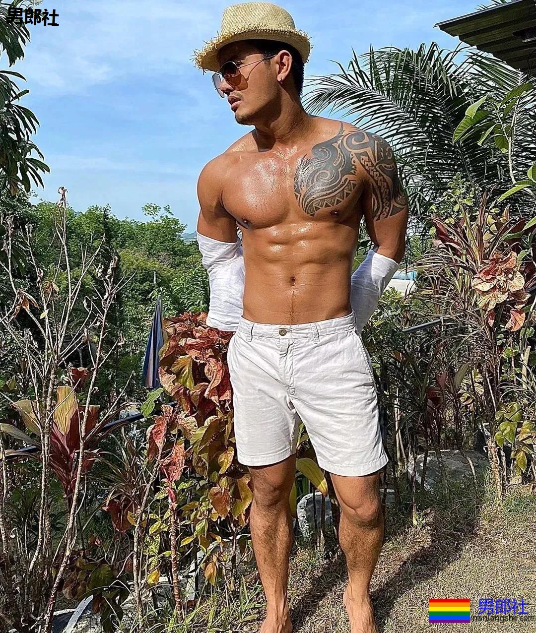 正装胡茬男肌肉身材样性感，健身房里太爷们 - 51虹马