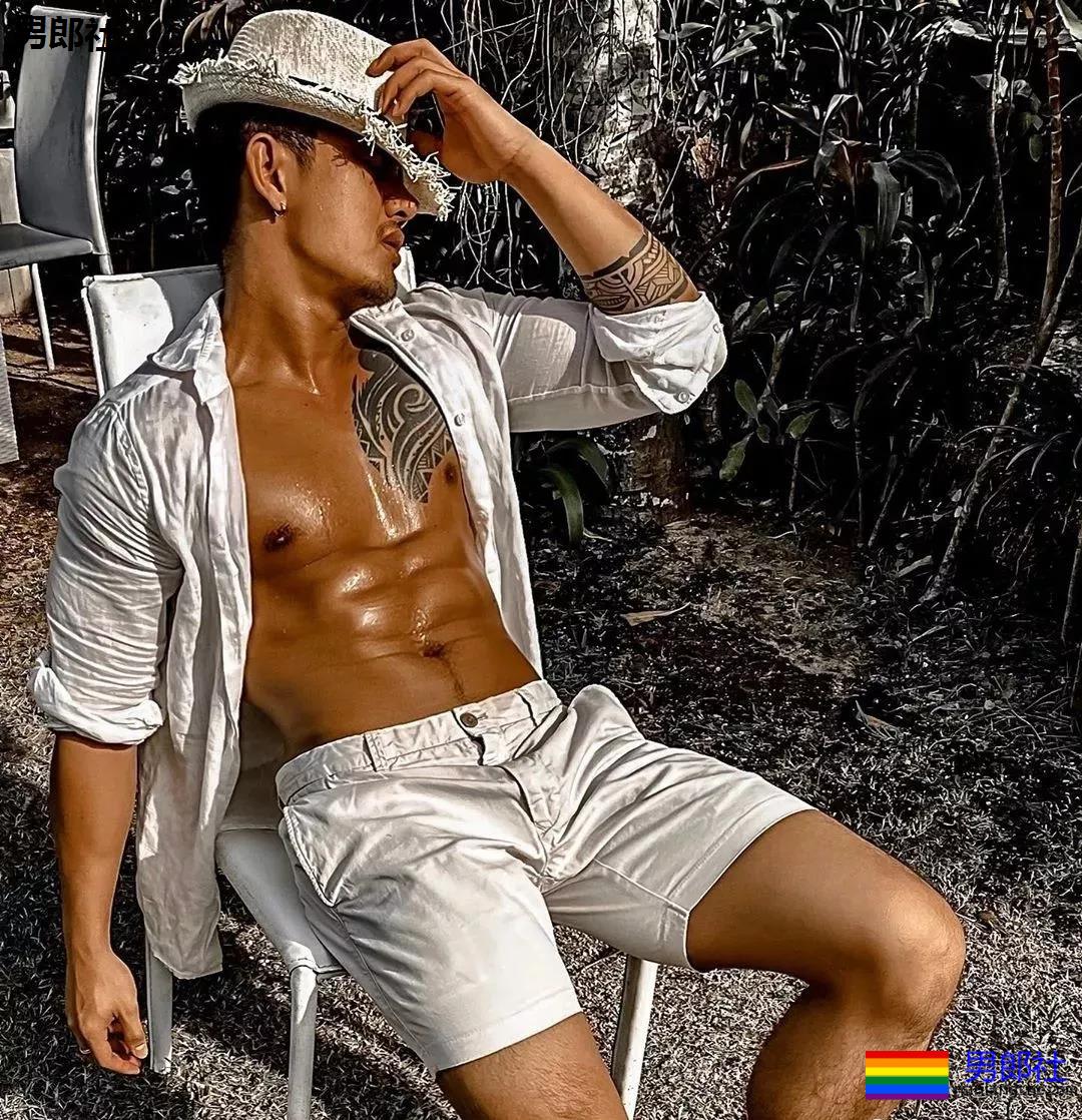 正装胡茬男肌肉身材样性感，健身房里太爷们 - 51虹马