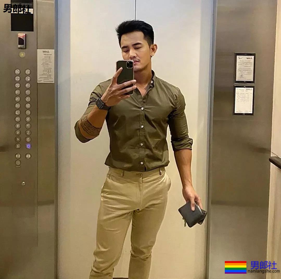 正装胡茬男肌肉身材样性感，健身房里太爷们 - 51虹马