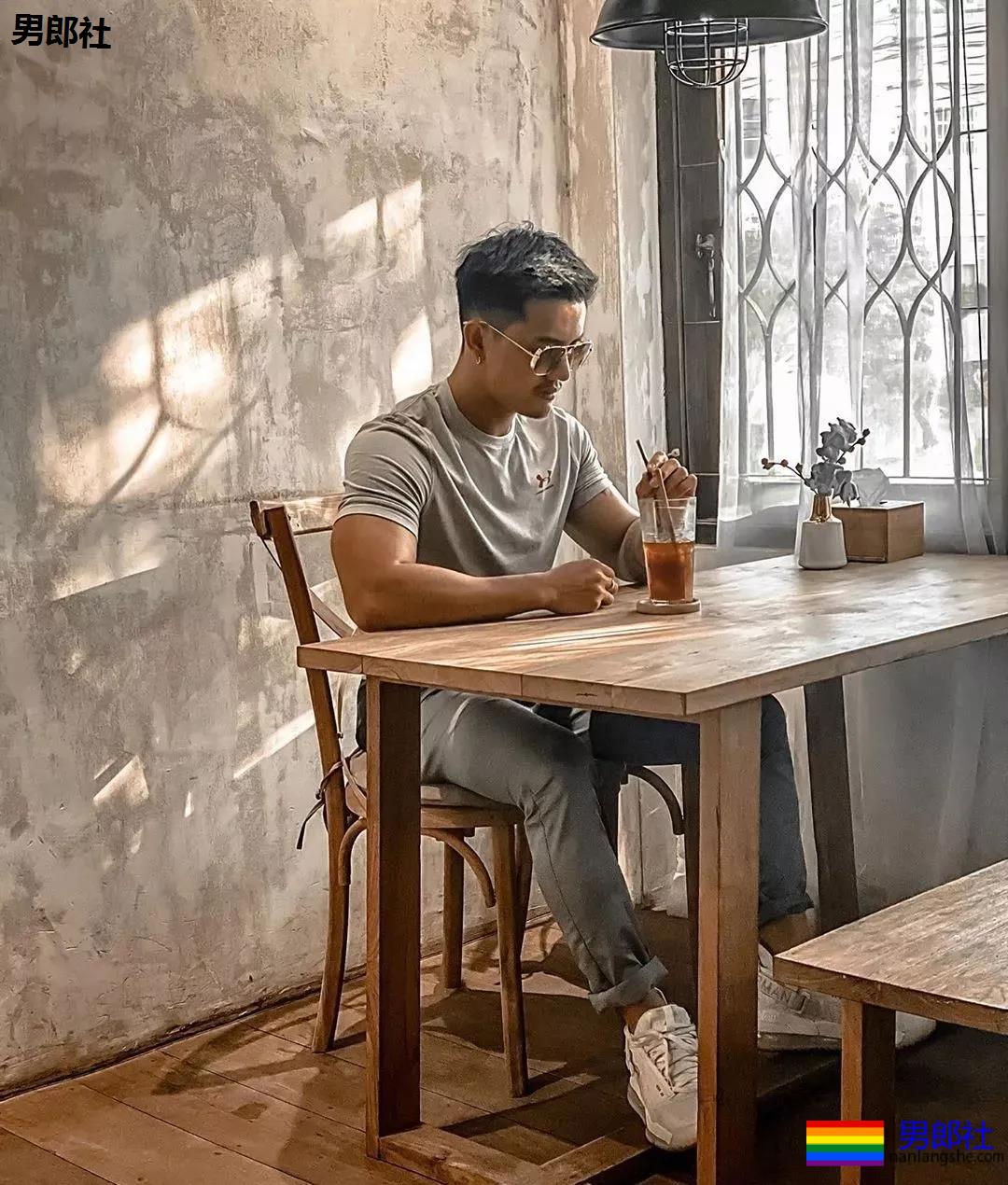 正装胡茬男肌肉身材样性感，健身房里太爷们 - 51虹马