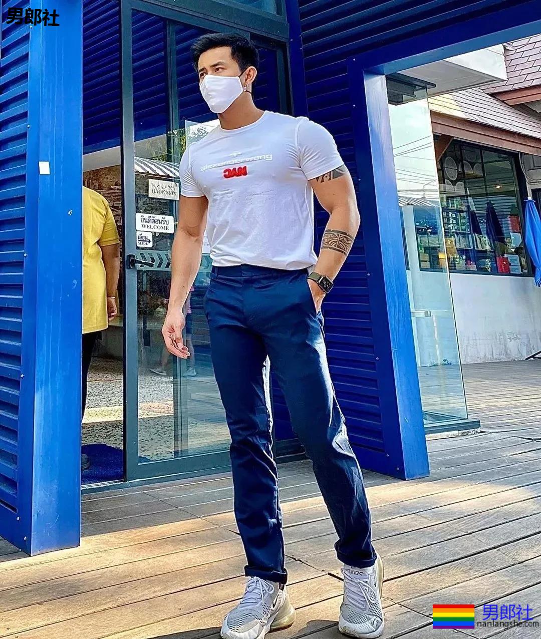 正装胡茬男肌肉身材样性感，健身房里太爷们 - 51虹马