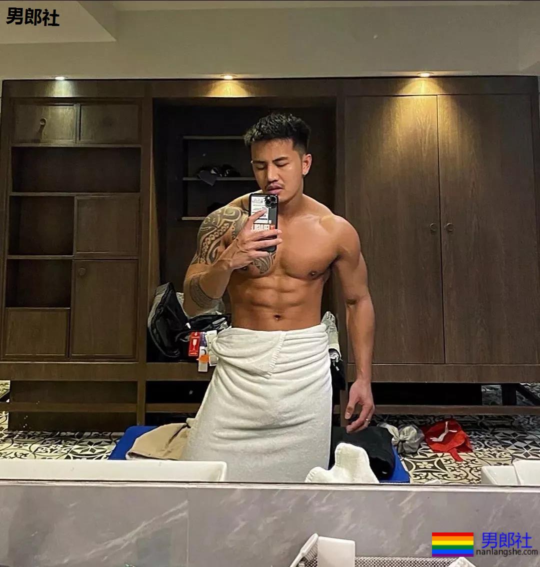 正装胡茬男肌肉身材样性感，健身房里太爷们 - 51虹马