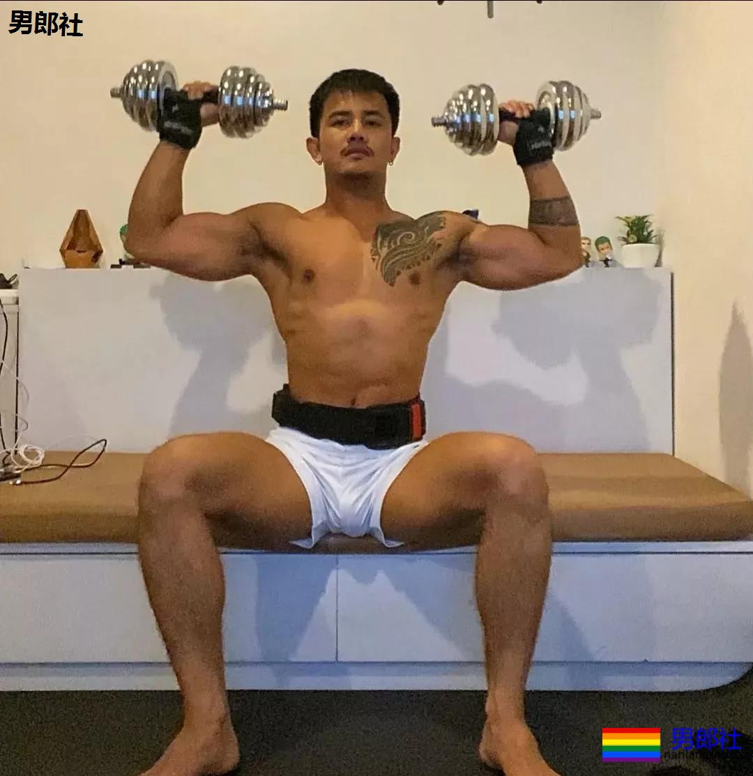 正装胡茬男肌肉身材样性感，健身房里太爷们 - 51虹马