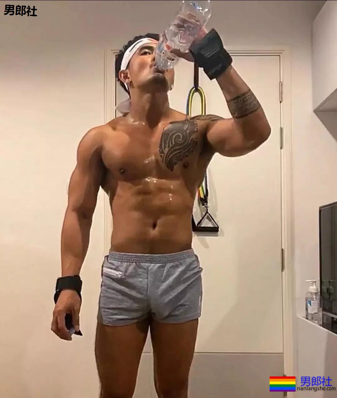 正装胡茬男肌肉身材样性感，健身房里太爷们 - 51虹马