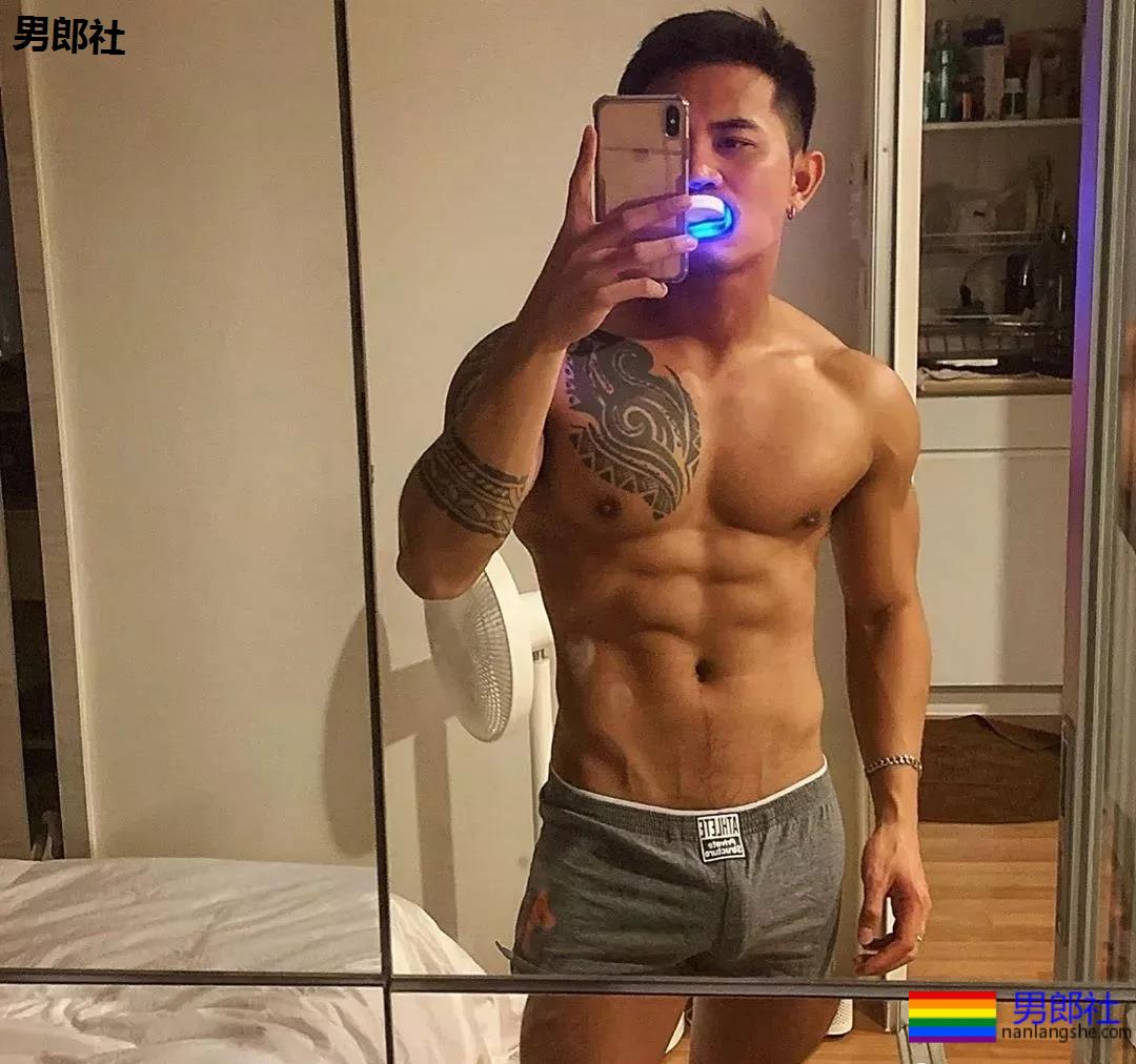 正装胡茬男肌肉身材样性感，健身房里太爷们 - 51虹马