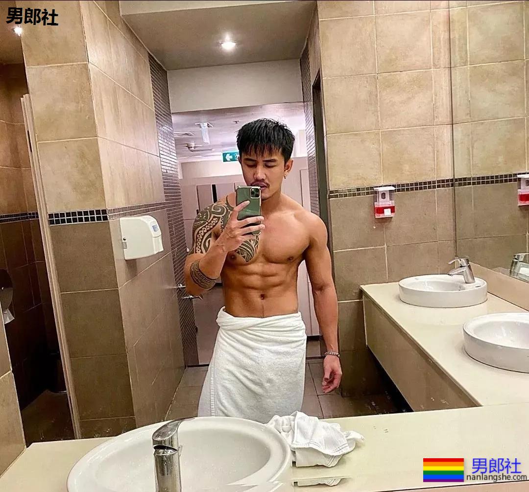 正装胡茬男肌肉身材样性感，健身房里太爷们 - 51虹马