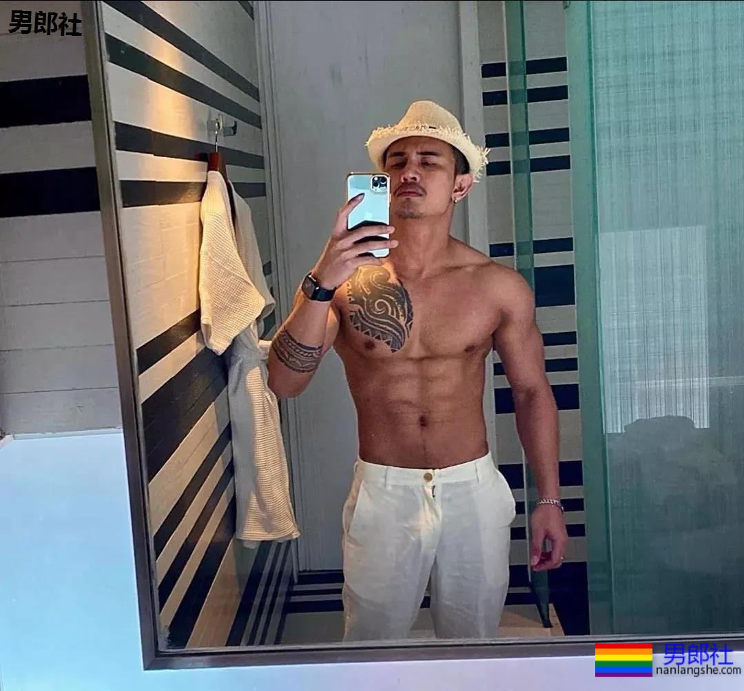 正装胡茬男肌肉身材样性感，健身房里太爷们 - 51虹马