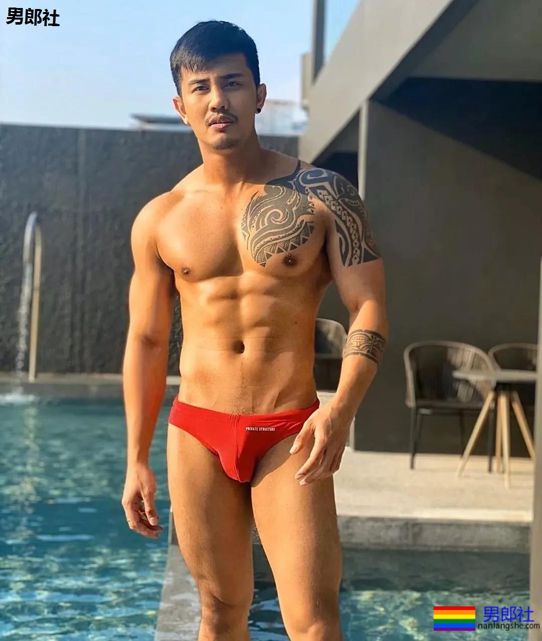 正装胡茬男肌肉身材样性感，健身房里太爷们 - 51虹马