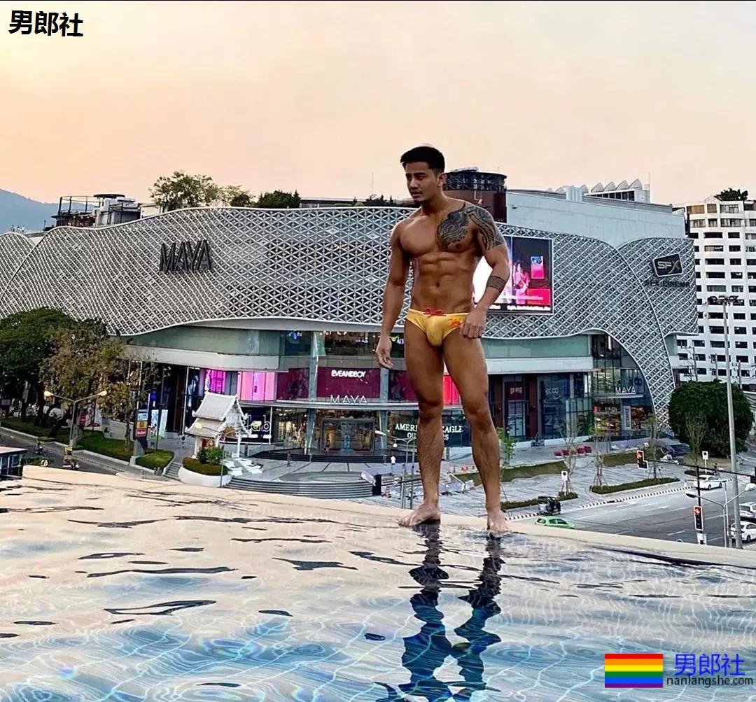 正装胡茬男肌肉身材样性感，健身房里太爷们 - 51虹马