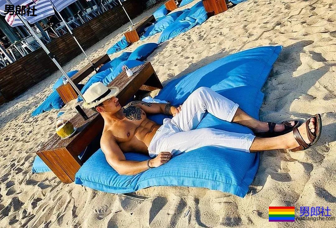 正装胡茬男肌肉身材样性感，健身房里太爷们 - 51虹马