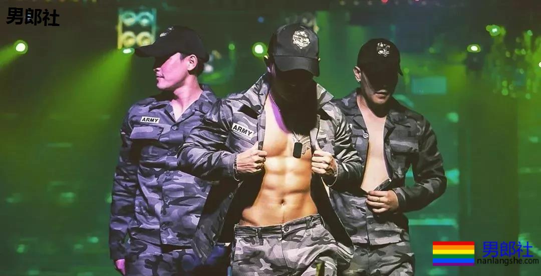 正装胡茬男肌肉身材样性感，健身房里太爷们 - 51虹马