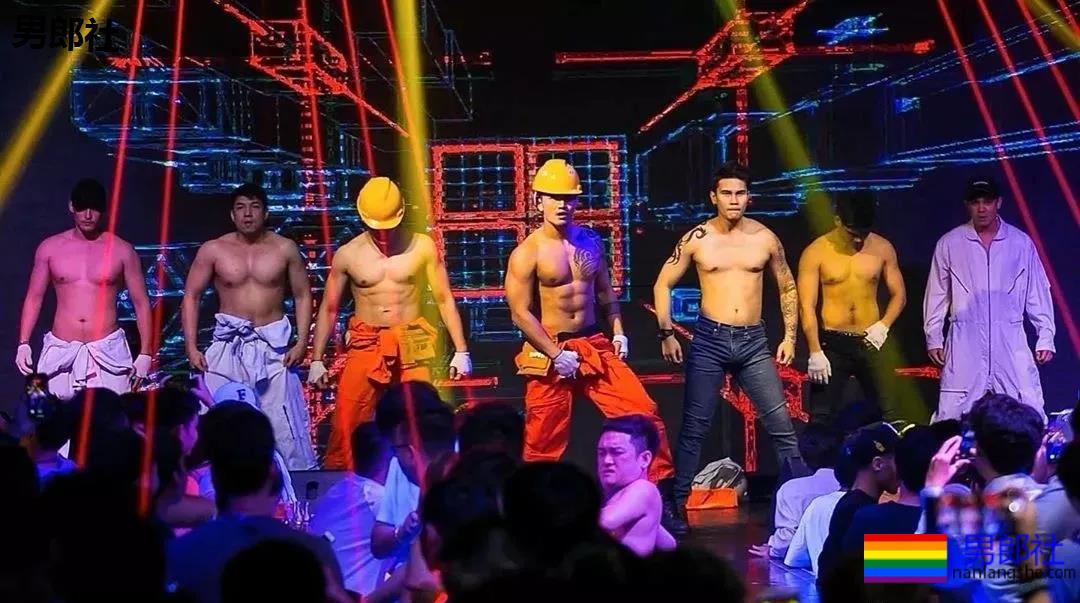 正装胡茬男肌肉身材样性感，健身房里太爷们 - 51虹马