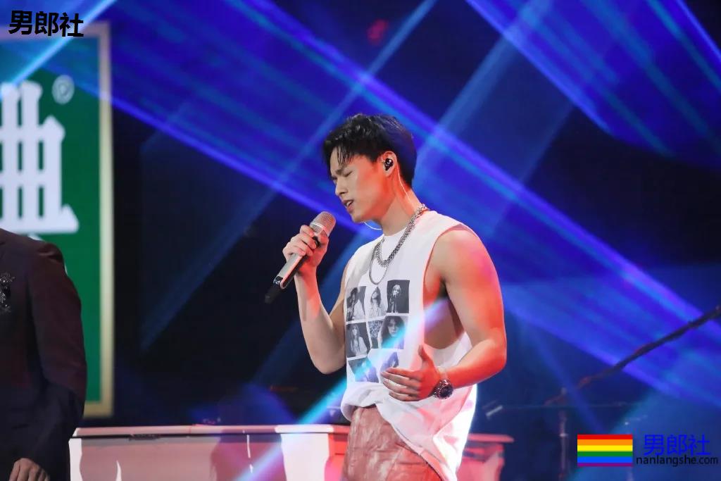 成龙亲外甥腹肌腱子肉曝光!拍腐剧出道的肌肉小狼狗,真的绝了! - 51虹马 成龙亲外甥腹肌腱子肉曝光!拍腐剧出道的肌肉小狼狗,真的绝了! - 51虹马