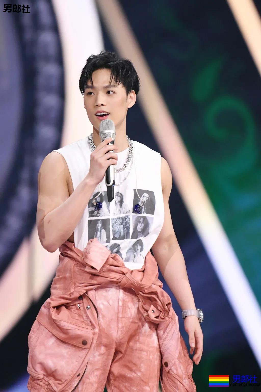 成龙亲外甥腹肌腱子肉曝光!拍腐剧出道的肌肉小狼狗,真的绝了! - 51虹马 成龙亲外甥腹肌腱子肉曝光!拍腐剧出道的肌肉小狼狗,真的绝了! - 51虹马