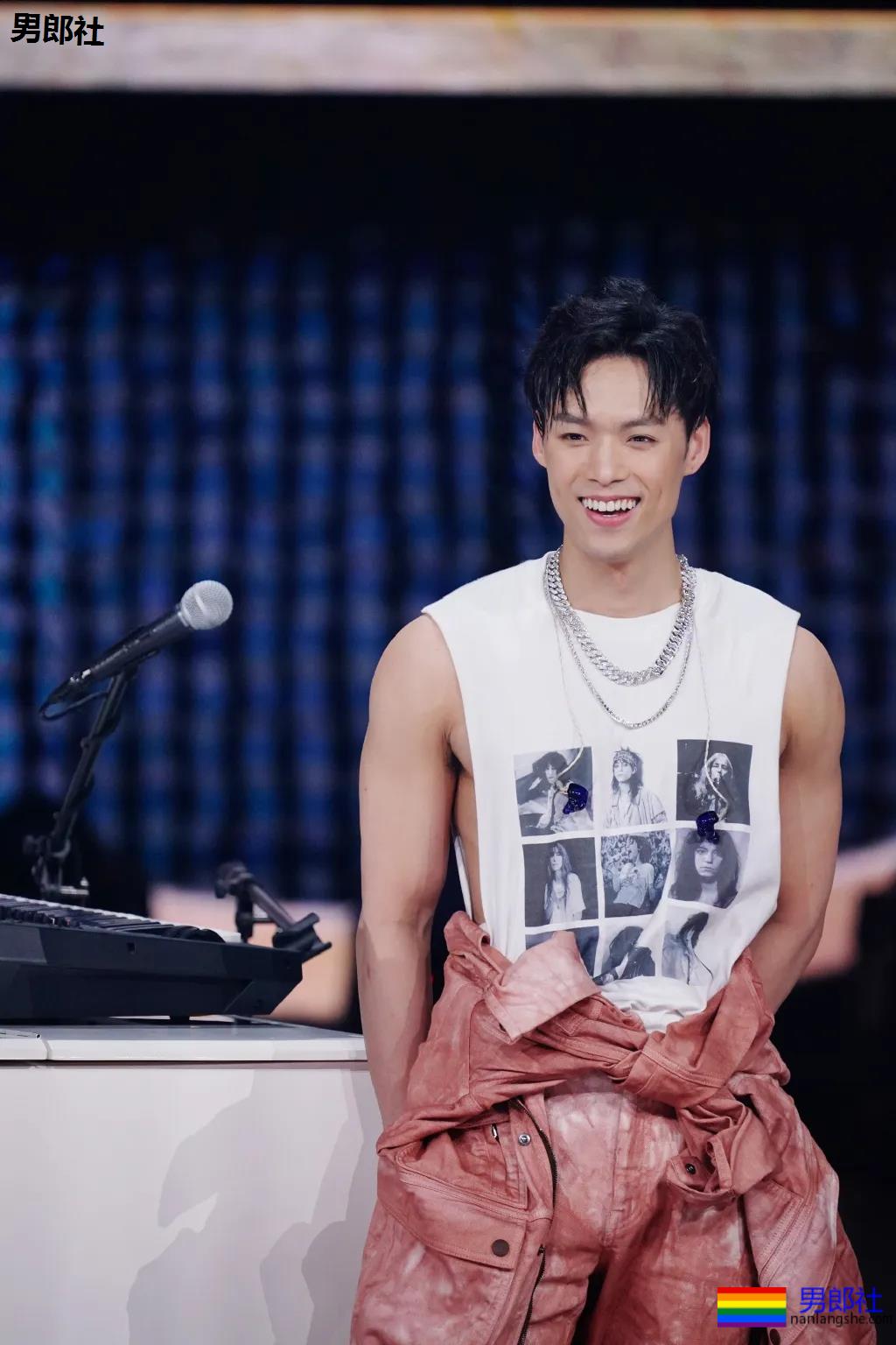 成龙亲外甥腹肌腱子肉曝光!拍腐剧出道的肌肉小狼狗,真的绝了! - 51虹马 成龙亲外甥腹肌腱子肉曝光!拍腐剧出道的肌肉小狼狗,真的绝了! - 51虹马