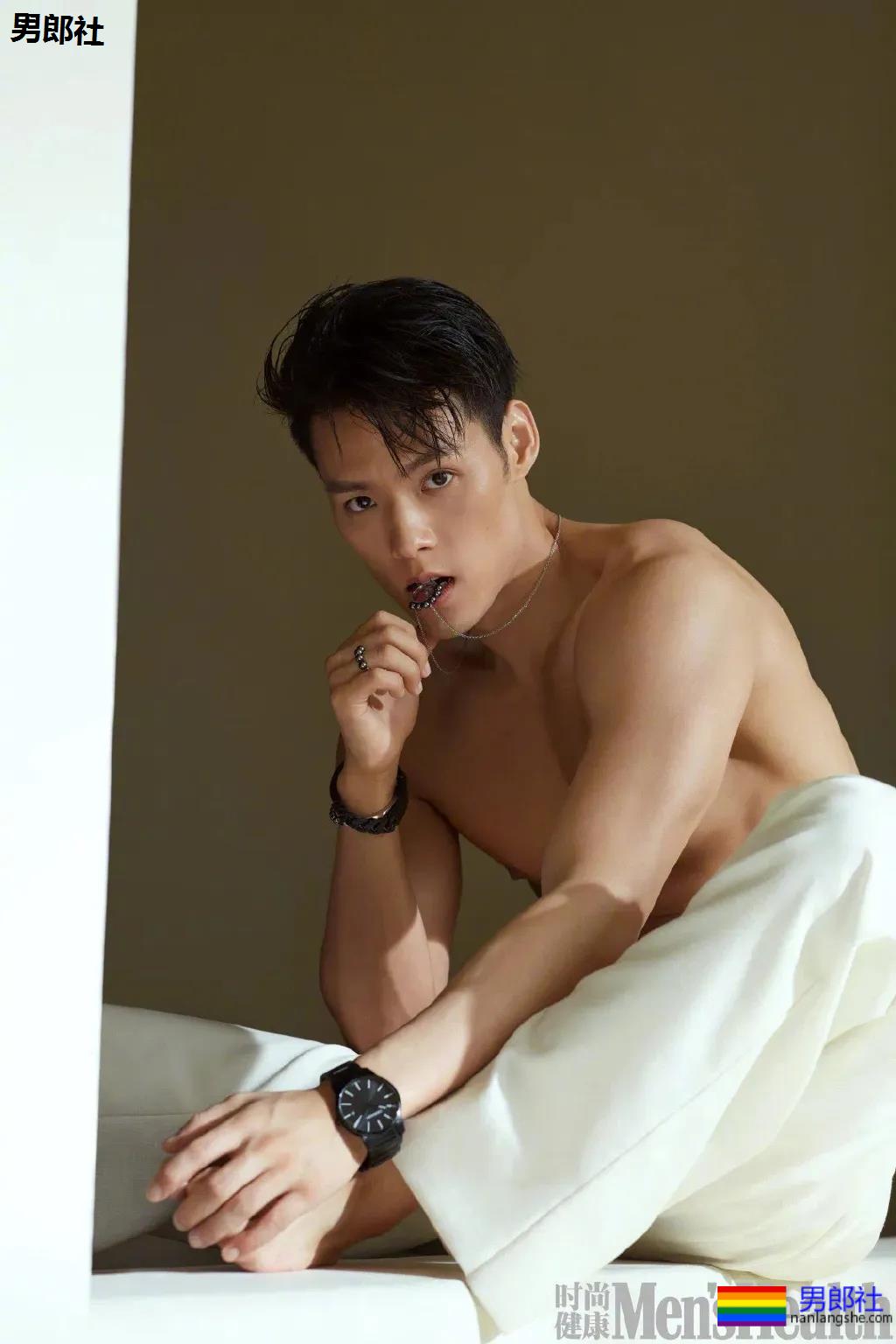 成龙亲外甥腹肌腱子肉曝光!拍腐剧出道的肌肉小狼狗,真的绝了! - 51虹马 成龙亲外甥腹肌腱子肉曝光!拍腐剧出道的肌肉小狼狗,真的绝了! - 51虹马