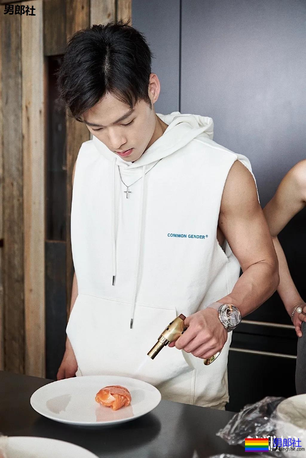 成龙亲外甥腹肌腱子肉曝光!拍腐剧出道的肌肉小狼狗,真的绝了! - 51虹马 成龙亲外甥腹肌腱子肉曝光!拍腐剧出道的肌肉小狼狗,真的绝了! - 51虹马