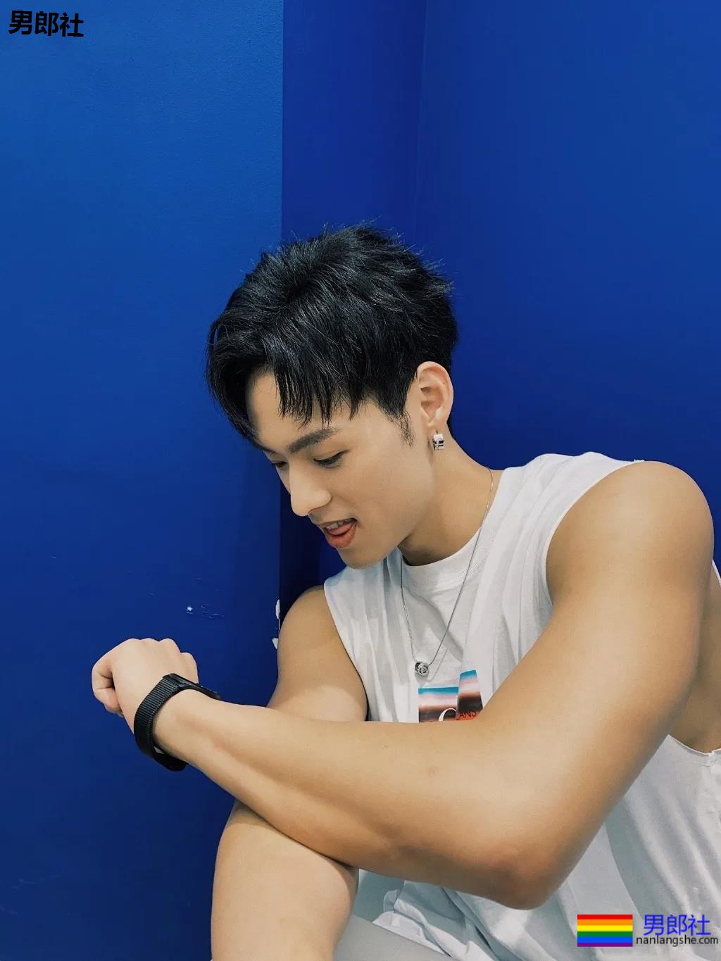 成龙亲外甥腹肌腱子肉曝光!拍腐剧出道的肌肉小狼狗,真的绝了! - 51虹马 成龙亲外甥腹肌腱子肉曝光!拍腐剧出道的肌肉小狼狗,真的绝了! - 51虹马