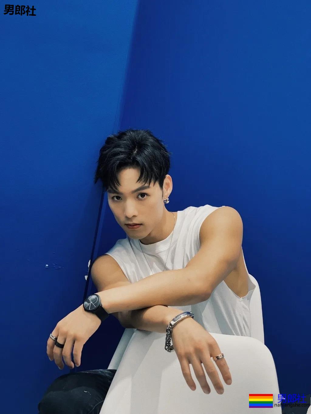 成龙亲外甥腹肌腱子肉曝光!拍腐剧出道的肌肉小狼狗,真的绝了! - 51虹马 成龙亲外甥腹肌腱子肉曝光!拍腐剧出道的肌肉小狼狗,真的绝了! - 51虹马