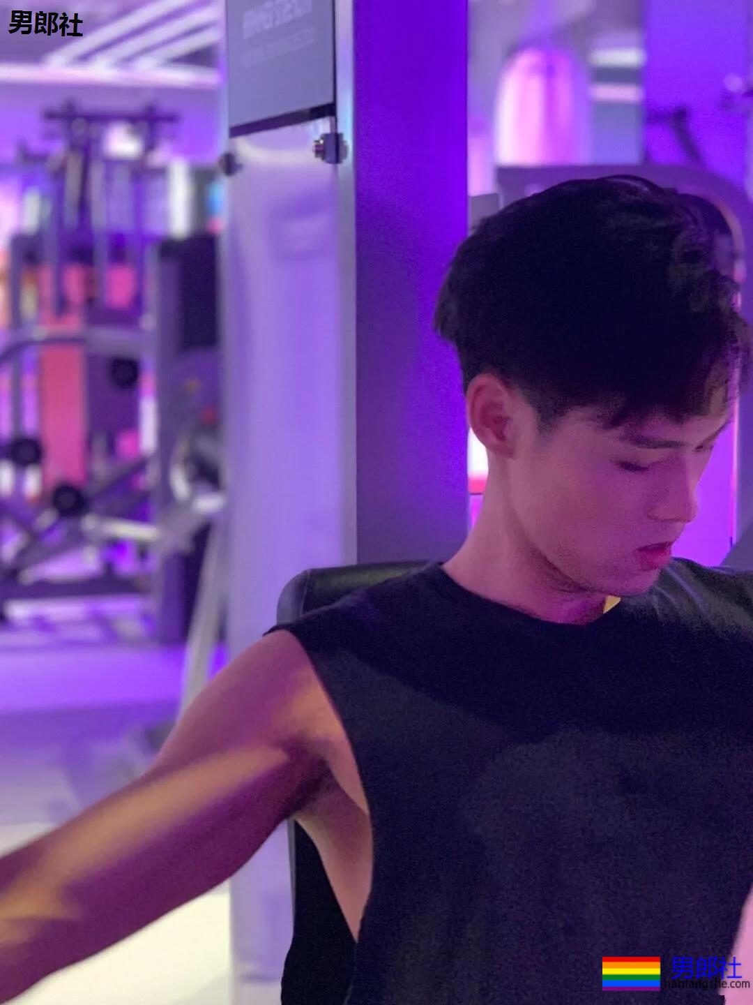 成龙亲外甥腹肌腱子肉曝光!拍腐剧出道的肌肉小狼狗,真的绝了! - 51虹马 成龙亲外甥腹肌腱子肉曝光!拍腐剧出道的肌肉小狼狗,真的绝了! - 51虹马