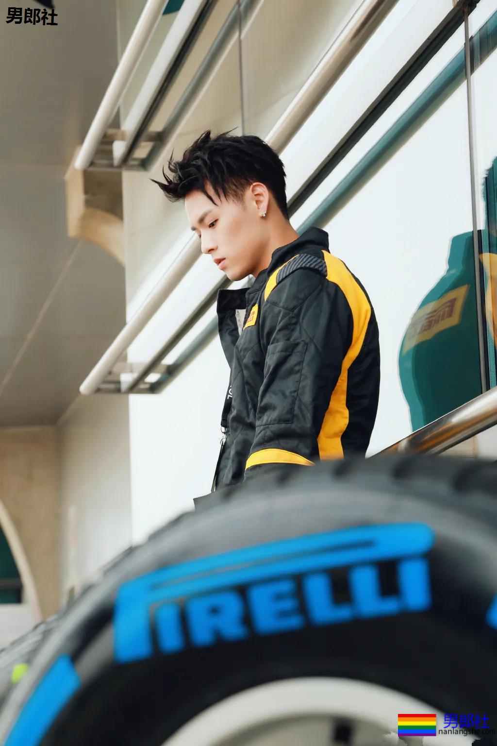 成龙亲外甥腹肌腱子肉曝光!拍腐剧出道的肌肉小狼狗,真的绝了! - 51虹马 成龙亲外甥腹肌腱子肉曝光!拍腐剧出道的肌肉小狼狗,真的绝了! - 51虹马