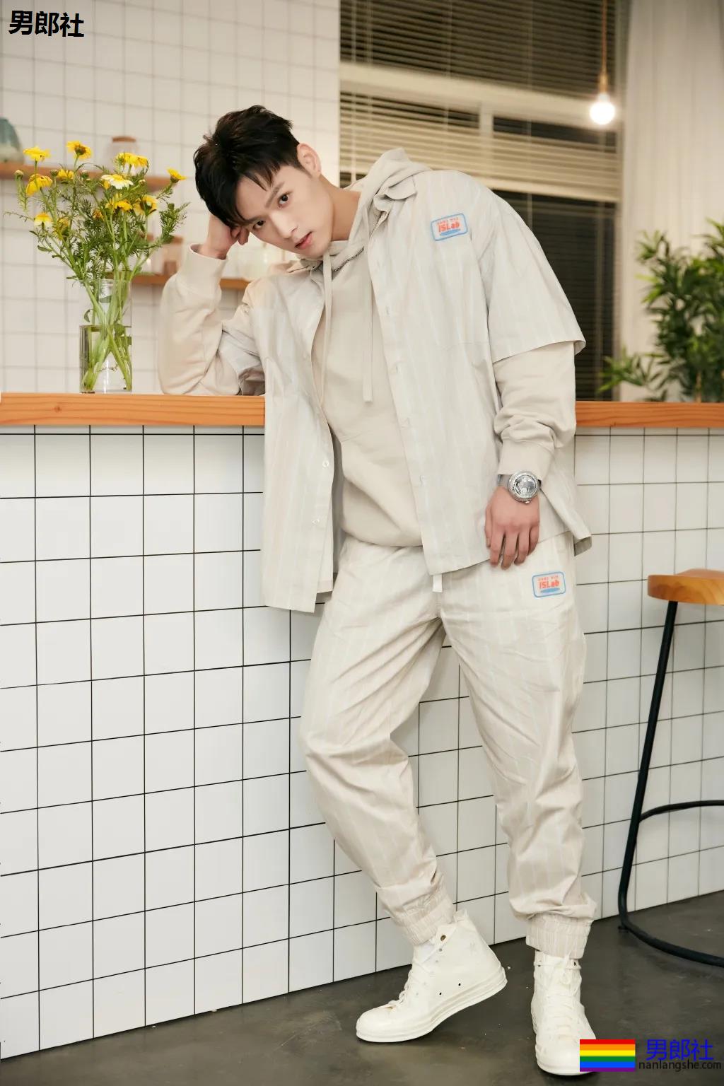 成龙亲外甥腹肌腱子肉曝光!拍腐剧出道的肌肉小狼狗,真的绝了! - 51虹马 成龙亲外甥腹肌腱子肉曝光!拍腐剧出道的肌肉小狼狗,真的绝了! - 51虹马