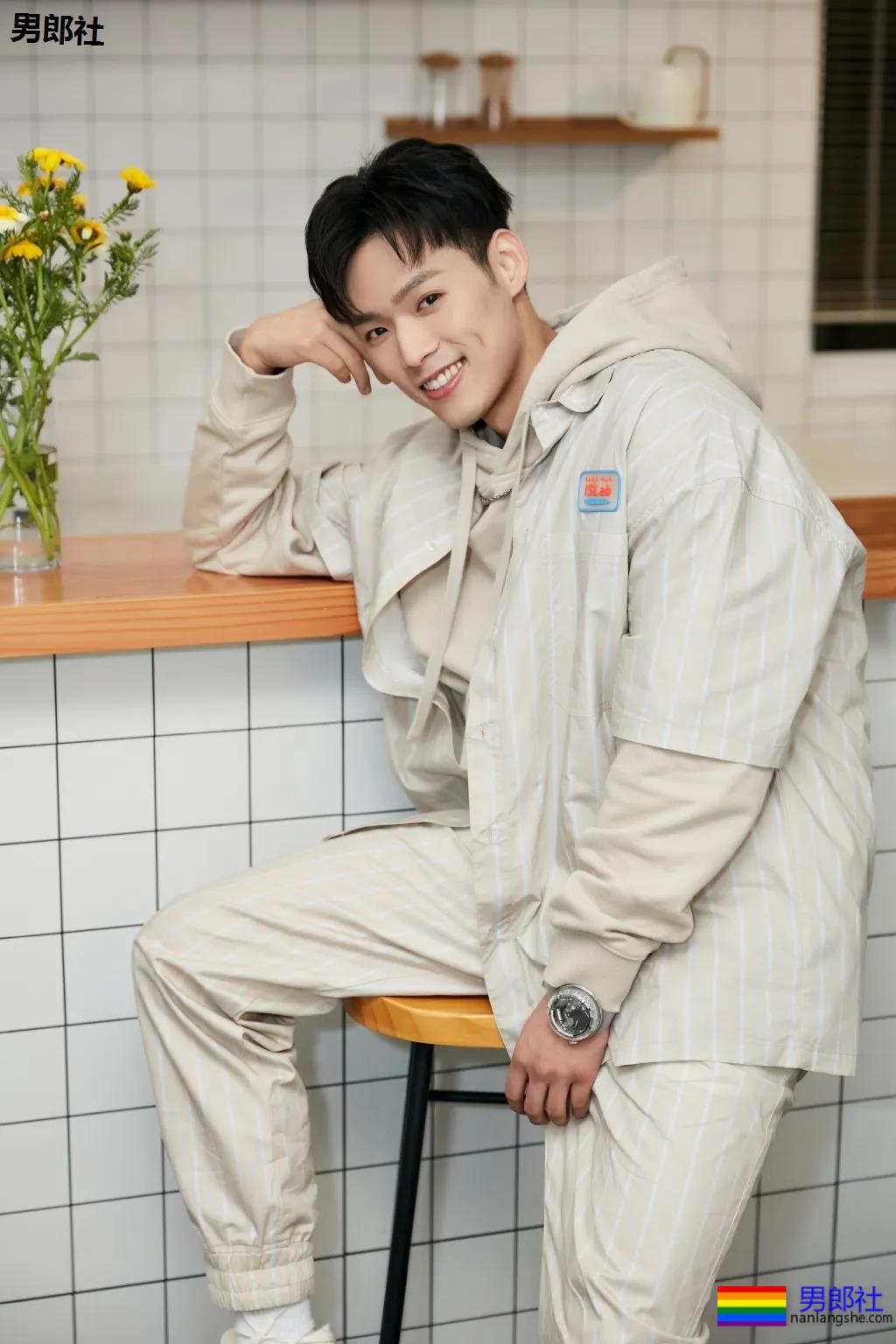 成龙亲外甥腹肌腱子肉曝光!拍腐剧出道的肌肉小狼狗,真的绝了! - 51虹马 成龙亲外甥腹肌腱子肉曝光!拍腐剧出道的肌肉小狼狗,真的绝了! - 51虹马