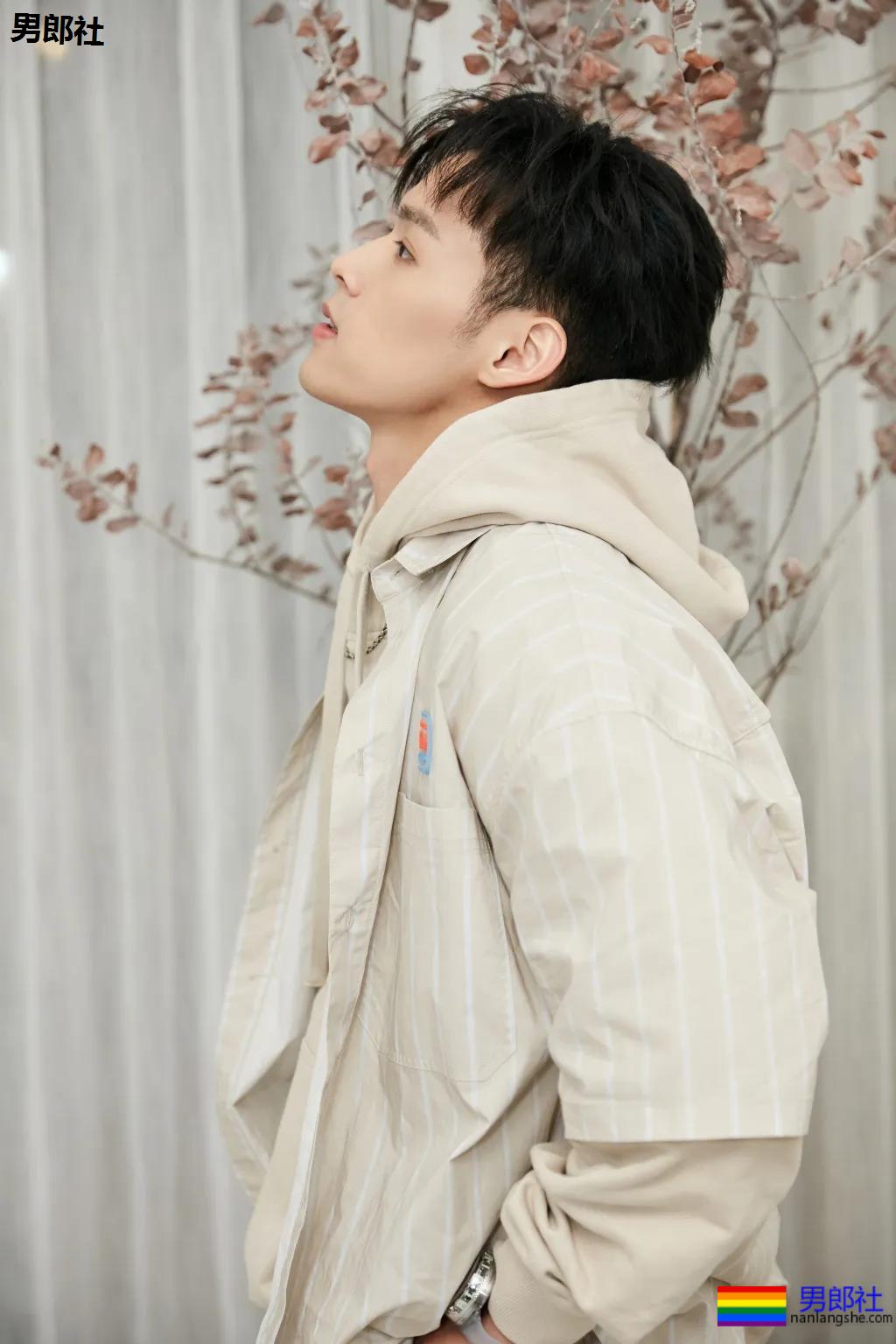 成龙亲外甥腹肌腱子肉曝光!拍腐剧出道的肌肉小狼狗,真的绝了! - 51虹马 成龙亲外甥腹肌腱子肉曝光!拍腐剧出道的肌肉小狼狗,真的绝了! - 51虹马