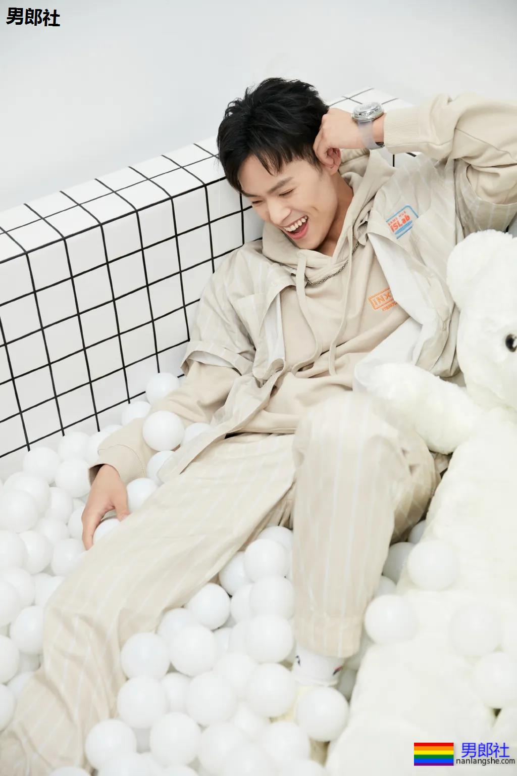 成龙亲外甥腹肌腱子肉曝光!拍腐剧出道的肌肉小狼狗,真的绝了! - 51虹马 成龙亲外甥腹肌腱子肉曝光!拍腐剧出道的肌肉小狼狗,真的绝了! - 51虹马