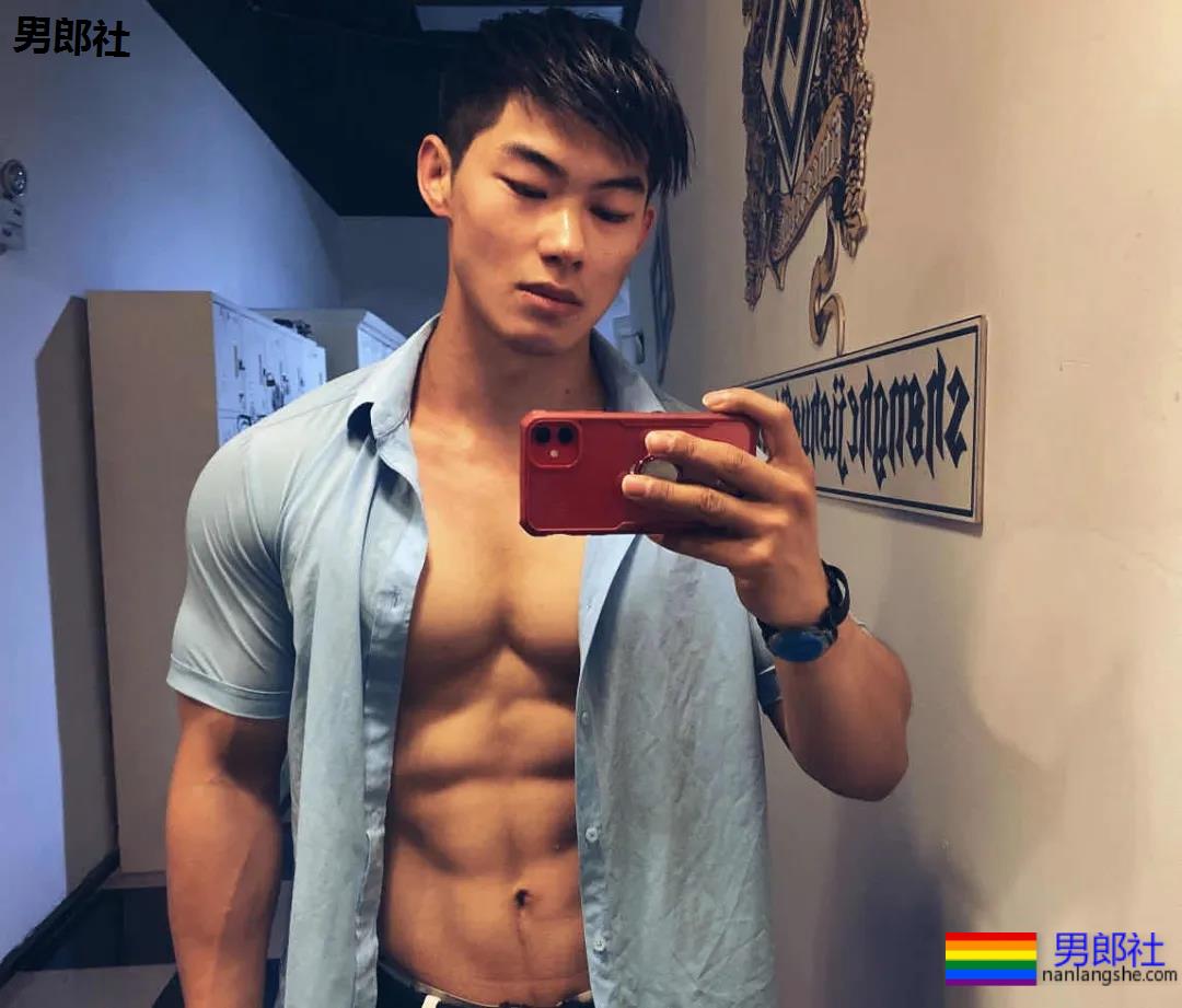 极品腱子肉身材，I看了都想为他做O！ - 51虹马