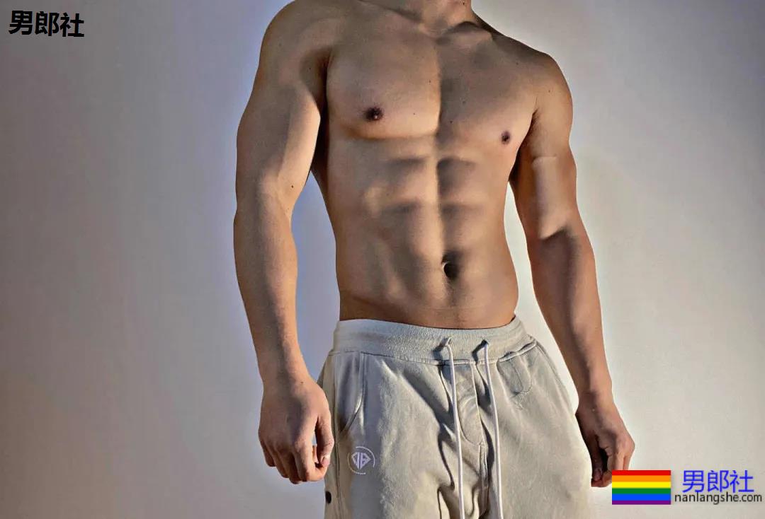 极品腱子肉身材，I看了都想为他做O！ - 51虹马