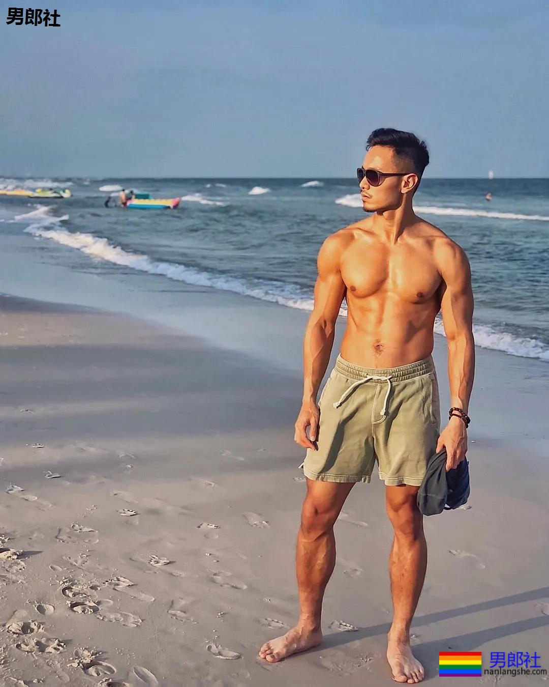 健身教练因在酒店拍性感照走红,为什么练劈叉时他从来不笑 - 51虹马 健身教练因在酒店拍性感照走红,为什么练劈叉时他从来不笑 - 51虹马